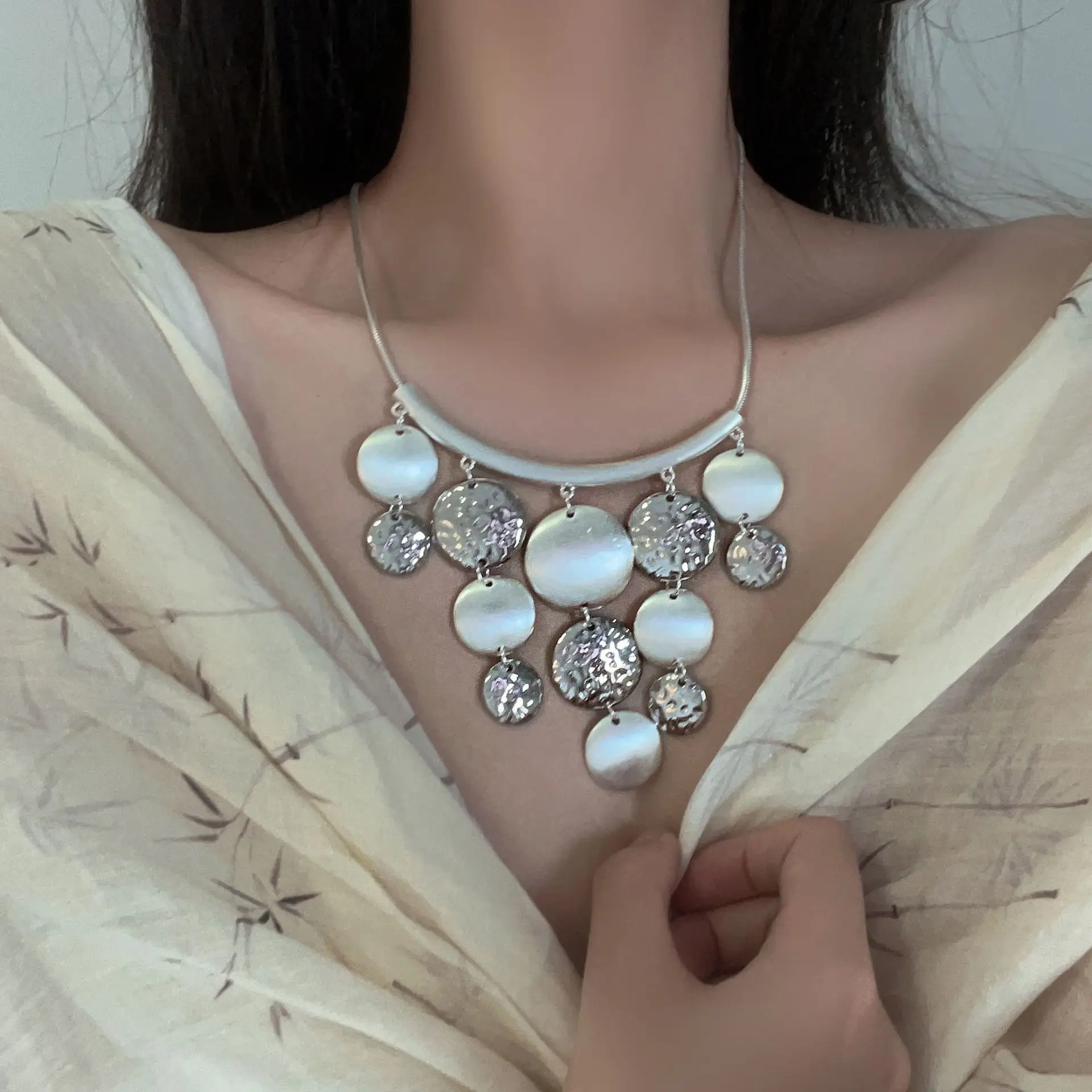 New Ethnic Style Retro Pendant Collar Female Silver Color Necklace Pendant Jewelry for Women Party
New Ethnic Style Retro Pendant Collar Female Silver Color Necklace Pendant Jewelry for Women Party