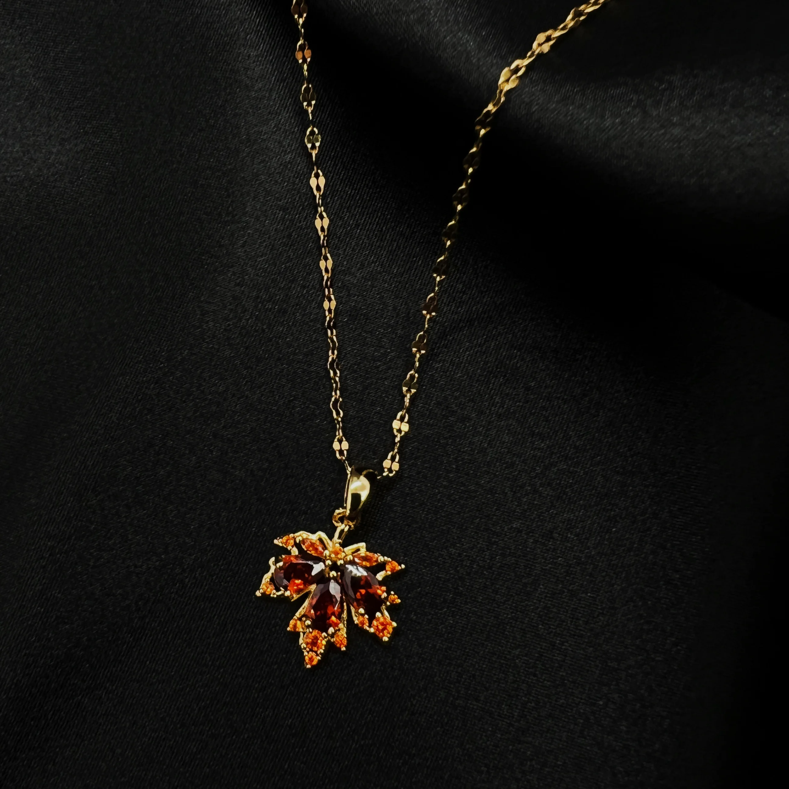 

MANDI Zircon Maple Leaf Pendant Gold-plated Necklace Trendy Ladies Jewelry Gift Professional 18k Colorfast Ladies Clavicle Chain