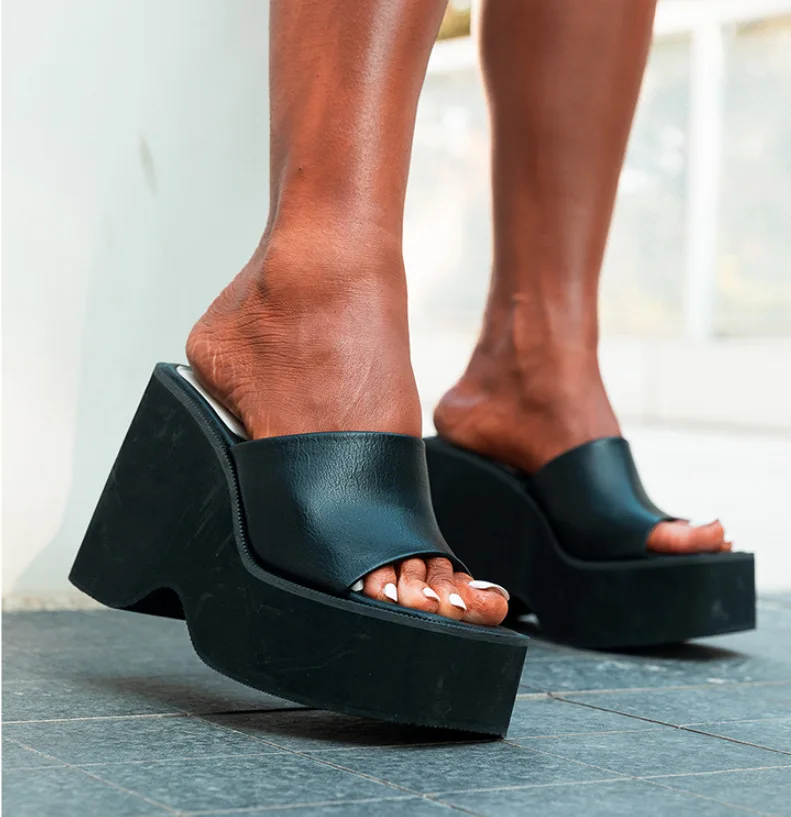 Womens High Heels Sandal Thick Bottom Casual Shoes Ladies Leisure Summer Wedges Sandals Woman Platform Slipper Large Size 35~43 
Womens High Heels Sandal Thick Bottom Casual Shoes Ladies Leisure Summer Wedges Sandals Woman Platform Slipper Large Size 35~43