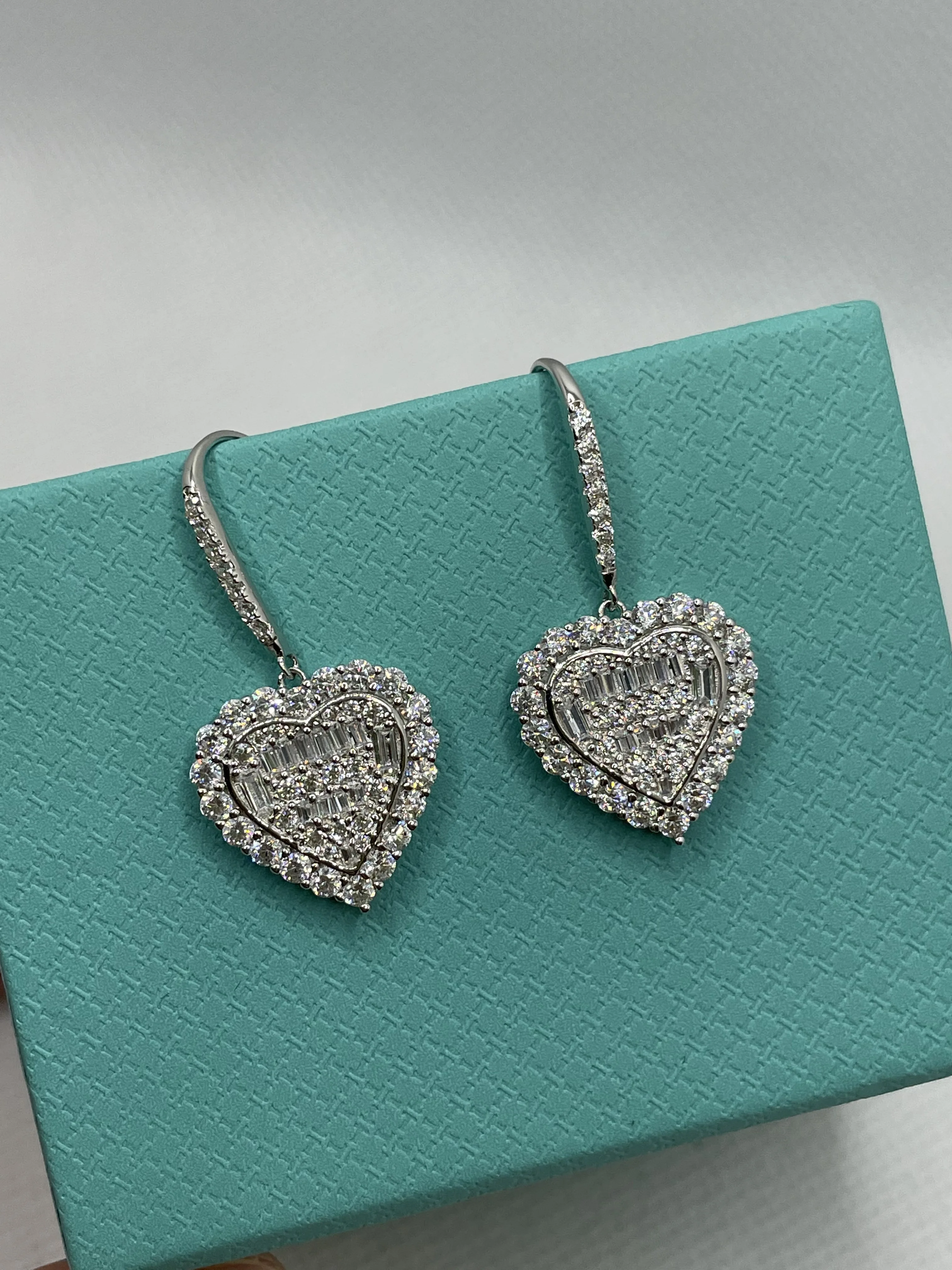 925 Sterling Silver Heart Earrings For Women Bling White Cubic Zirconia Wedding Dangle Earrings Luxury Classic Ear Jewelry
925 Sterling Silver Heart Earrings For Women Bling White Cubic Zirconia Wedding Dangle Earrings Luxury Classic Ear Jewelry