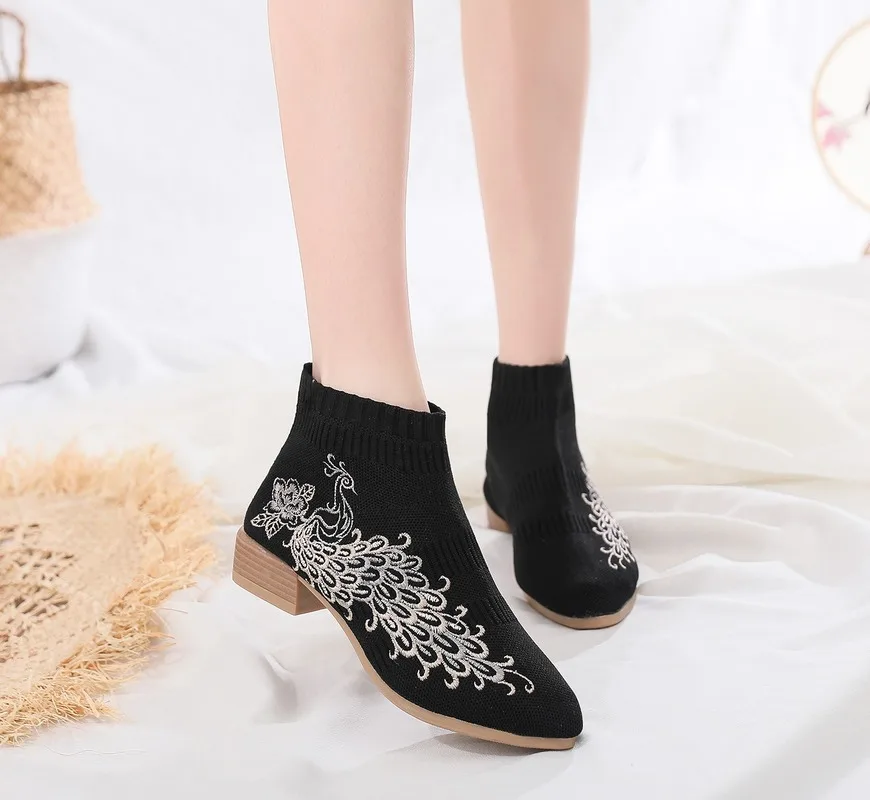 Традиционные осенне-зимние старинные ботинки, женская одежда, ботинки Hanfu, женская обувь, женские этнические Винтажные ботинки с вышивкой д... 
Традиционные осенне-зимние старинные ботинки, женская одежда, ботинки Hanfu, женская обувь, женские этнические Винтажные ботинки с вышивкой д...