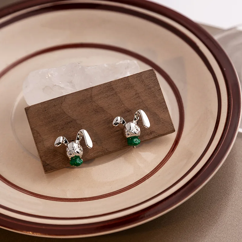 New Cute Rabbit Earrings Without Ear Holes Fashion Micro Inlaid Green Zircon Ear Clip For Women
New Cute Rabbit Earrings Without Ear Holes Fashion Micro Inlaid Green Zircon Ear Clip For Women