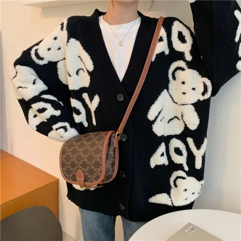 Свитер в ленивом стиле, пальто, женская осенне-зимняя Свободная верхняя одежда, утепленный однобортный Кардиган в стиле ретро с милым мультяшным медведем
Свитер в ленивом стиле, пальто, женская осенне-зимняя Свободная верхняя одежда, утепленный однобортный Кардиган в стиле ретро с милым мультяшным медведем