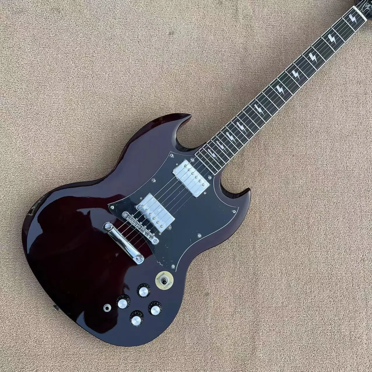 SG all-in-one electric guitar, transparent brown body, black guard board, LP horse bridge, rosewood fingerboard lightning inlay,
SG all-in-one electric guitar, transparent brown body, black guard board, LP horse bridge, rosewood fingerboard lightning inlay,