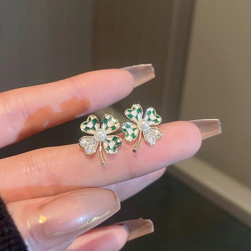 

Nowa Plaid Czterolistna Koniczyna Pearl Crystal Flower Stud Kolczyki 2022 Trend Biżuteria Ze Stali Nierdzewnej Darmowa Wysyłka