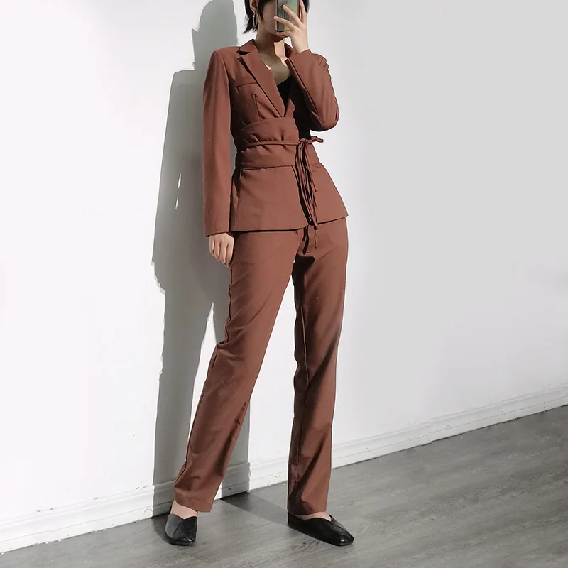 Женский офисный брючный костюм, пиджак на шнуровке с отложным воротником и длинным рукавом и прямые однотонные брюки, весна 2022
Женский офисный брючный костюм, пиджак на шнуровке с отложным воротником и длинным рукавом и прямые однотонные брюки, весна 2022