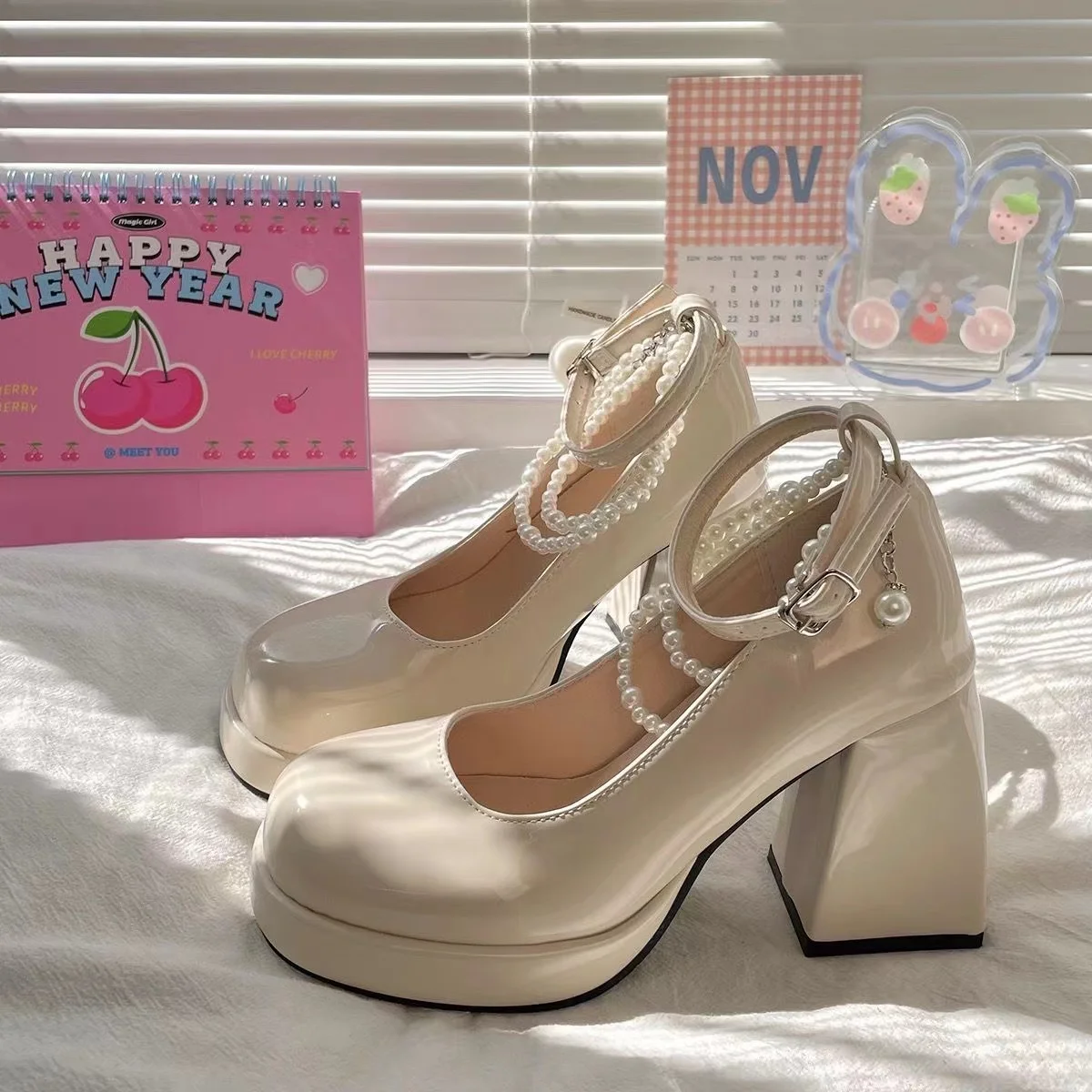 2023 retro high-heeled 8cm shoes Mary Jane shoes female sexy platform shoes female pearl chain thick heels shoes female.
2023 retro high-heeled 8cm shoes Mary Jane shoes female sexy platform shoes female pearl chain thick heels shoes female.