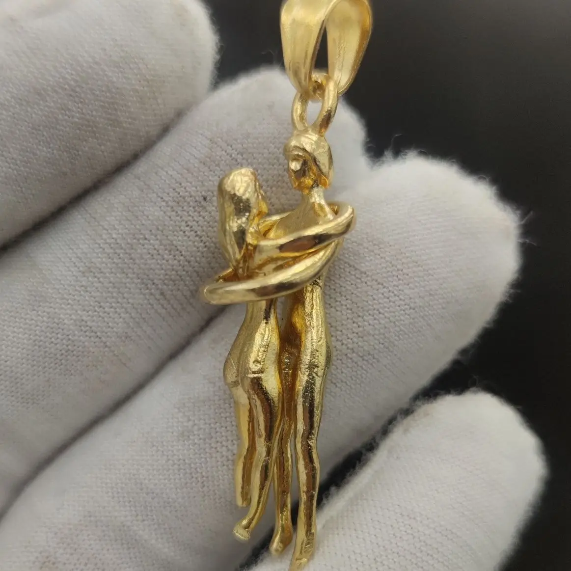 Fine Copper Golden Lovers Embrace Necklace for Woman Elegant Men and Women Embrace Pendants Jewelry Wholesale Gift Charm
Fine Copper Golden Lovers Embrace Necklace for Woman Elegant Men and Women Embrace Pendants Jewelry Wholesale Gift Charm