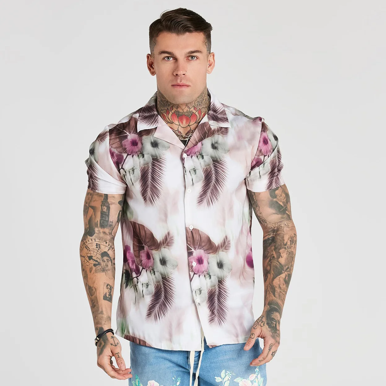 2022 Hawaiian flower shirt men and women Hong Kong style retro trend casual loose beach travel short-sleeved shirt top men
2022 Hawaiian flower shirt men and women Hong Kong style retro trend casual loose beach travel short-sleeved shirt top men