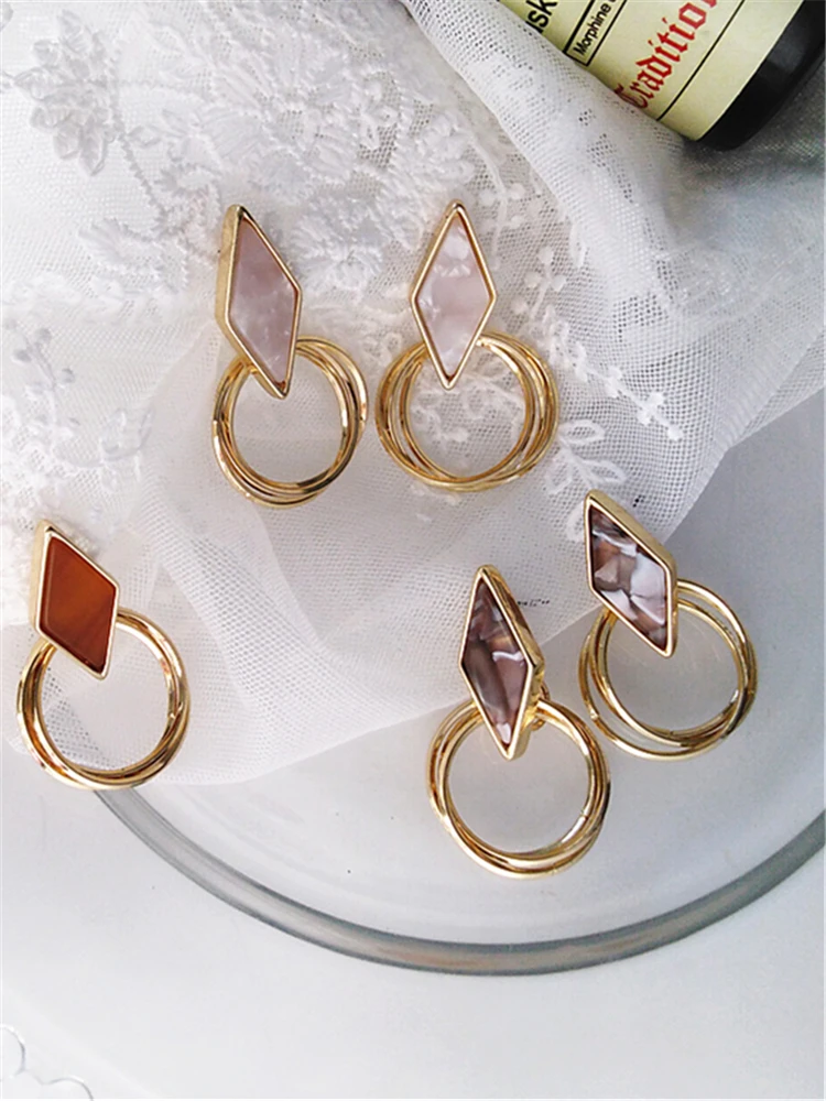New metallic gold earrings hollowed out round simple geometric studs women jewelry gifts for Cocktail Party Statement Jewelry
New metallic gold earrings hollowed out round simple geometric studs women jewelry gifts for Cocktail Party Statement Jewelry