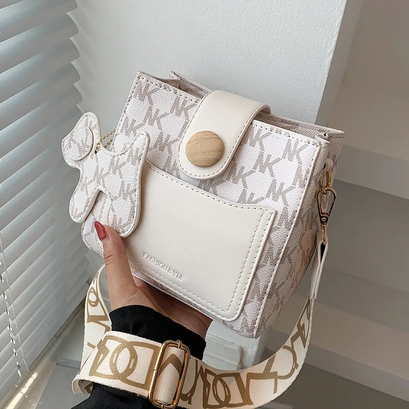 Модные женские сумки через плечо, маленькие, лето 2022, широкий ремешок, женская сумка-мессенджер, дорожные женские сумки, bolsa feminina, телефон 
Модные женские сумки через плечо, маленькие, лето 2022, широкий ремешок, женская сумка-мессенджер, дорожные женские сумки, bolsa feminina, телефон