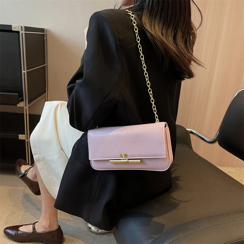 

Популярный нишевой дизайн в этом году, универсальная женская маленькая квадратная сумка через плечо с модной текстурой и цепочкой, лето 2023