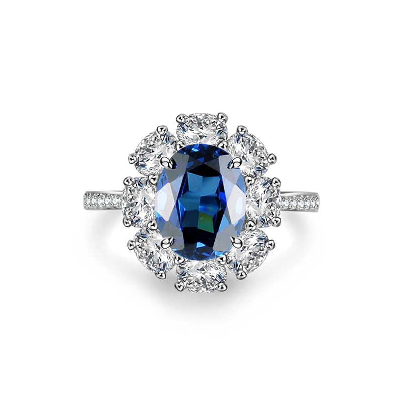 Женское кольцо из серебра 925 пробы с искусственными бриллиантами 
Женское кольцо из серебра 925 пробы с искусственными бриллиантами