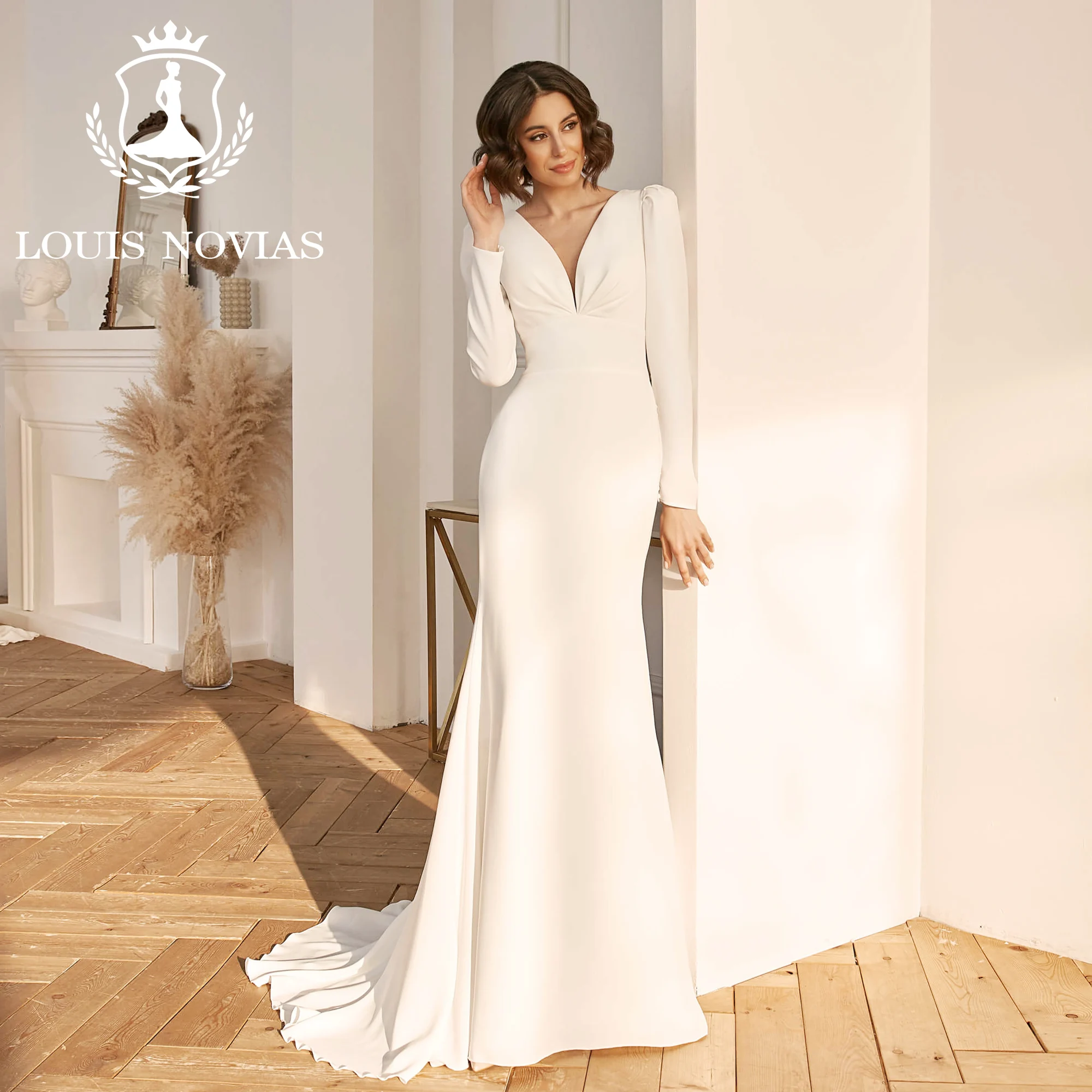 Женское атласное платье с юбкой-годе, V-образным вырезом и открытой спиной
Женское атласное платье с юбкой-годе, V-образным вырезом и открытой спиной