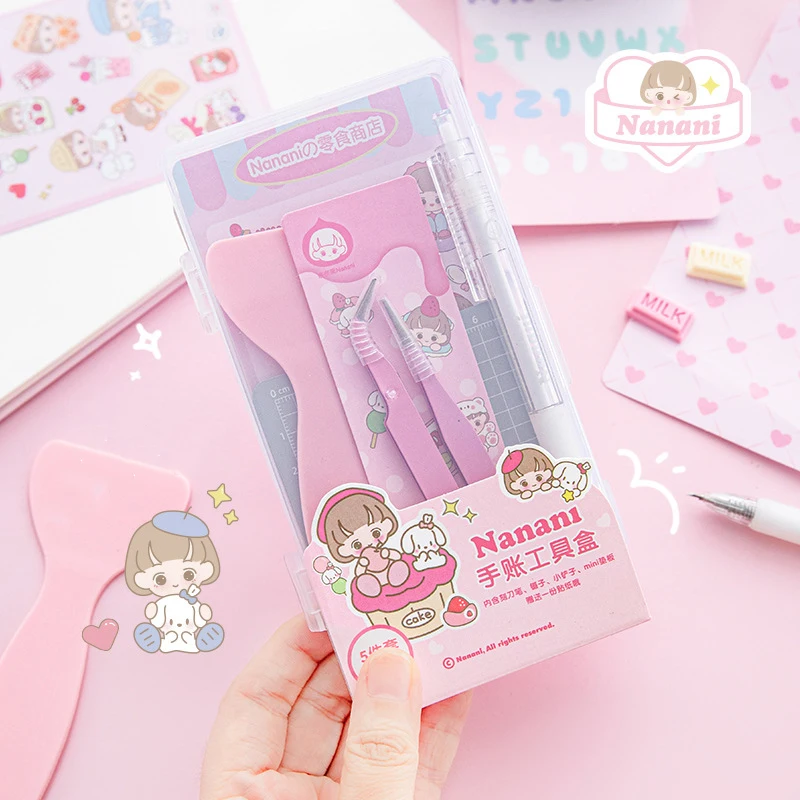 5 Pcs/set Nanani Snack Shop Series Kawaii Tweezer Pen Knife Pad Shovel Handbook Tool Box Creative DIY Collage Decor Stationery
5 Pcs/set Nanani Snack Shop Series Kawaii Tweezer Pen Knife Pad Shovel Handbook Tool Box Creative DIY Collage Decor Stationery