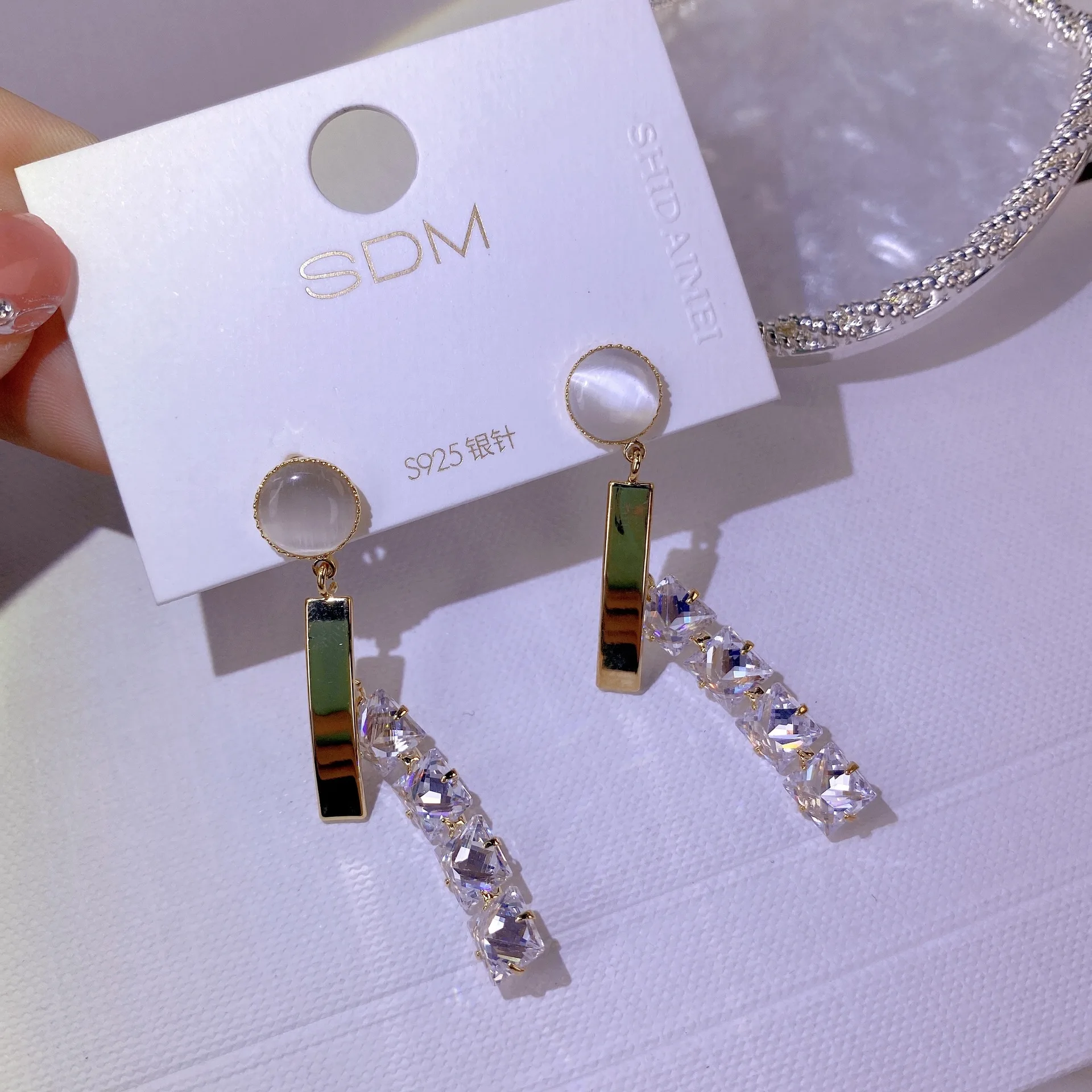 Luxury Deisgn Women Long Tassel Earrings Gold-Plated Earrings High-quality Lady Earrings Fashion Accessories Girls Jewelry Gifts
Luxury Deisgn Women Long Tassel Earrings Gold-Plated Earrings High-quality Lady Earrings Fashion Accessories Girls Jewelry Gifts