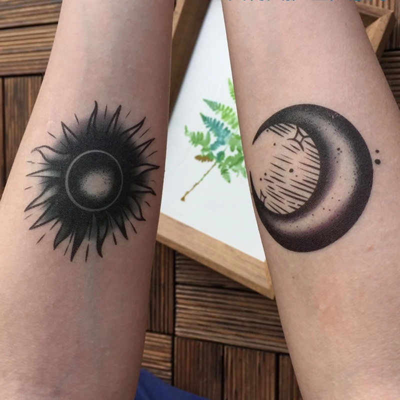 Sdotter Black White Sun Moon Tattoo Stickers Pistol Line Waterproof Dark Arm Body Art Fake Tattoo Men and Women Temporary Tattoo
Sdotter Black White Sun Moon Tattoo Stickers Pistol Line Waterproof Dark Arm Body Art Fake Tattoo Men and Women Temporary Tattoo