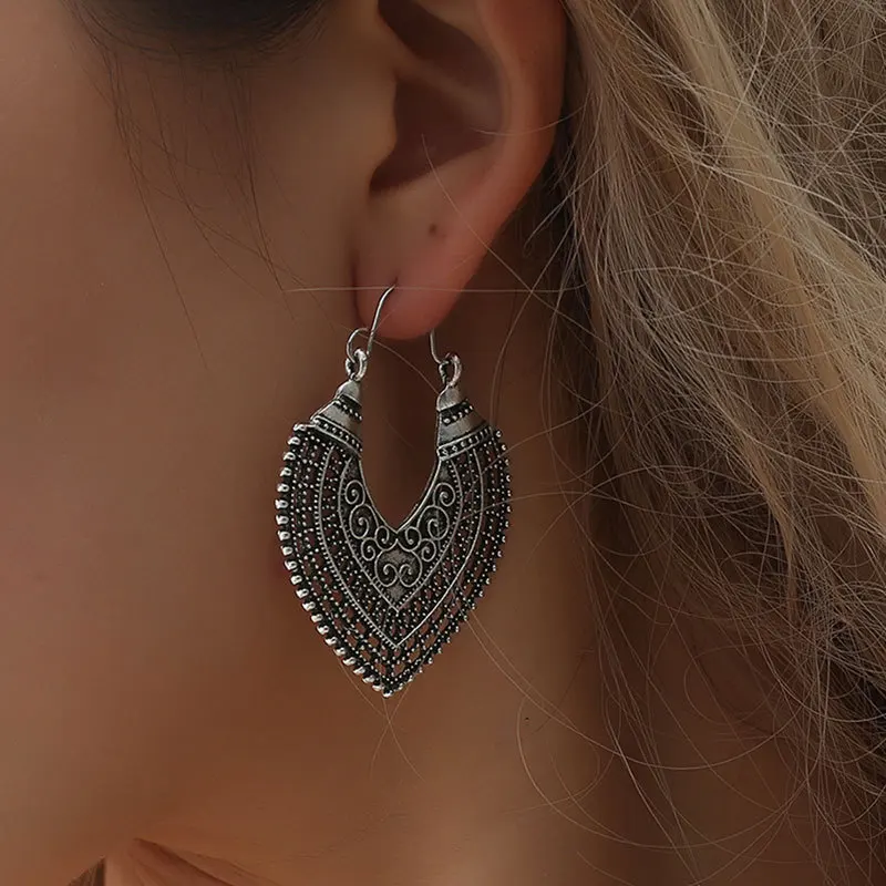 Vintage Metal Hollowed Out Peach Heart Earrings Bohemia Ethnic Style Earrings For Women Trendy Lucky Gift Jewelry Accessories
Vintage Metal Hollowed Out Peach Heart Earrings Bohemia Ethnic Style Earrings For Women Trendy Lucky Gift Jewelry Accessories