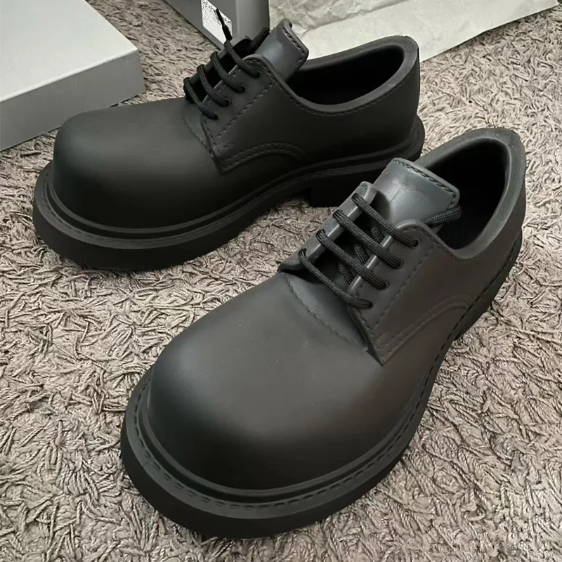 Men and Women Vintage Thick Bottom Couple Shoes 2023 New Leather Retro Boots Design Casual Unisex Single Platform Shoes
Men and Women Vintage Thick Bottom Couple Shoes 2023 New Leather Retro Boots Design Casual Unisex Single Platform Shoes