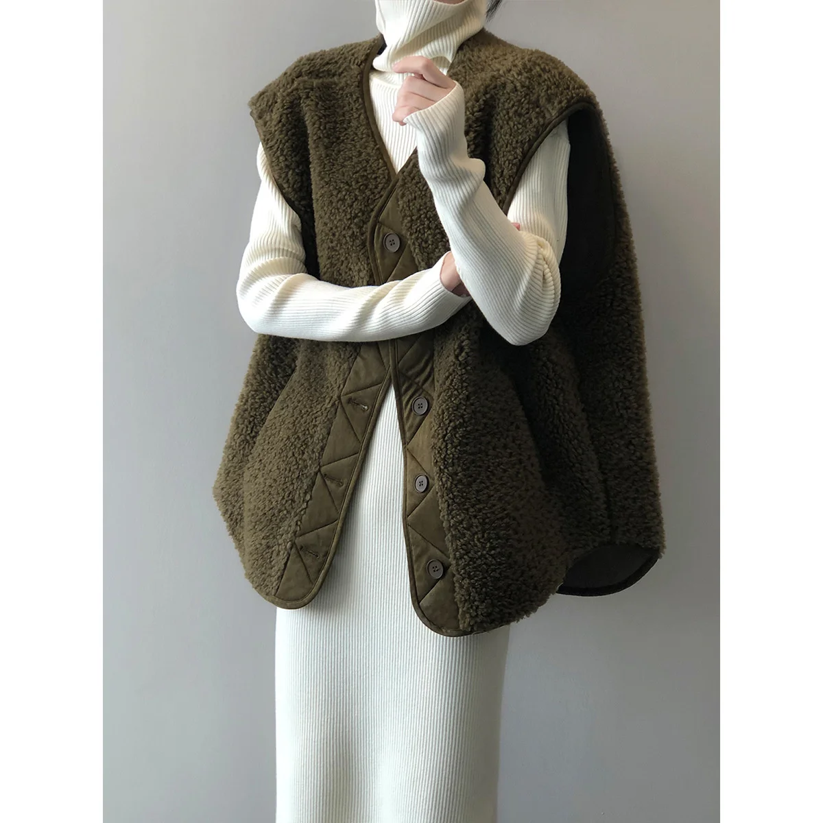 2022 Winter New Korean Casual Loose Warm Tank Top Coat Women's Lamb Wool Vest 
2022 Winter New Korean Casual Loose Warm Tank Top Coat Women's Lamb Wool Vest