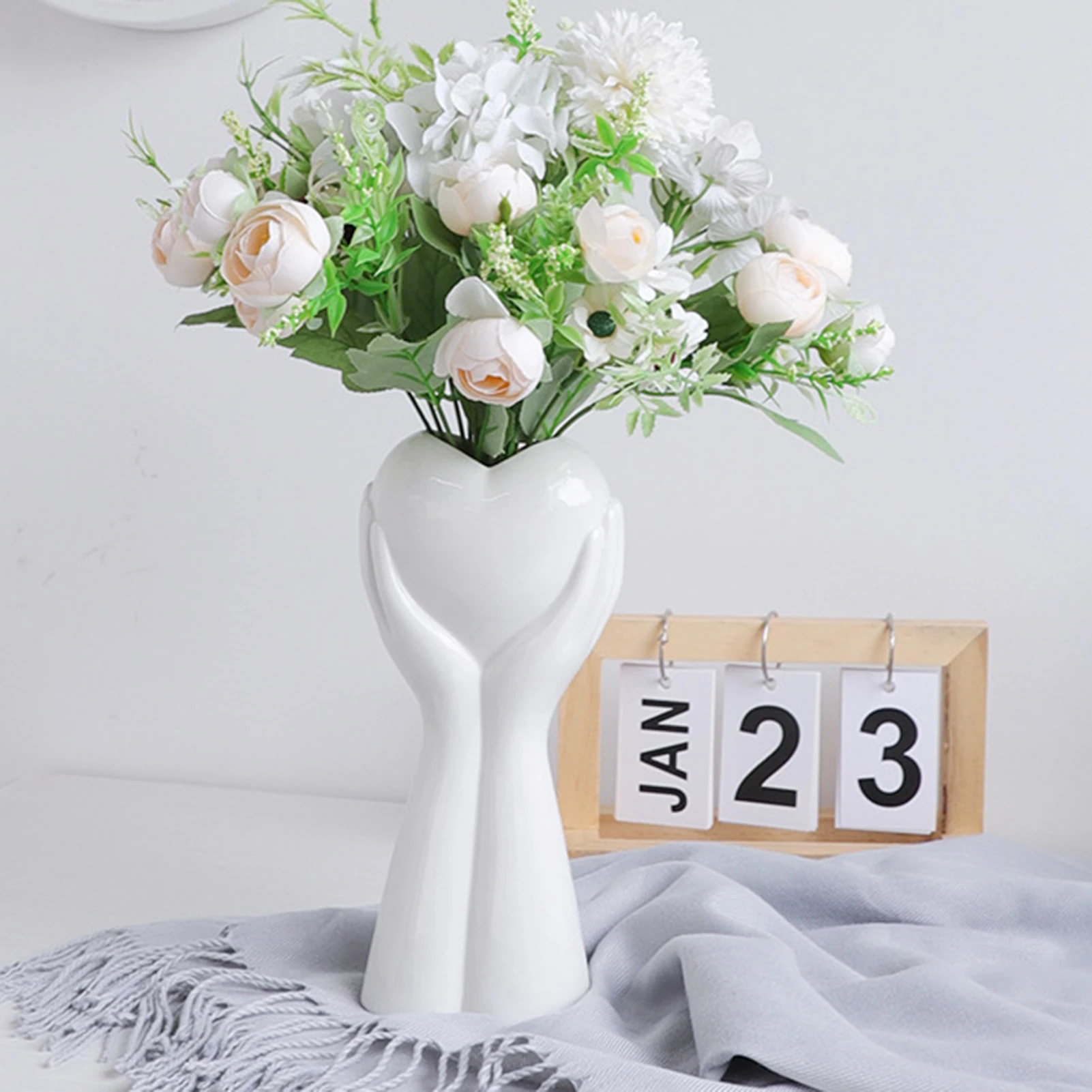 Modern Art Ceramic Flower Vase Hand Holding Plants Flower Container Tabletop Planter Pot White Vase for Home Office Decoration
Modern Art Ceramic Flower Vase Hand Holding Plants Flower Container Tabletop Planter Pot White Vase for Home Office Decoration