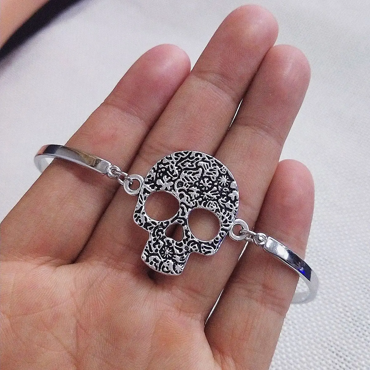 Vintage Fashion Personality Skull Bracelet Hip Hop Punk Open Bracelet Banquet Jewelry Accessories Gift
Vintage Fashion Personality Skull Bracelet Hip Hop Punk Open Bracelet Banquet Jewelry Accessories Gift
