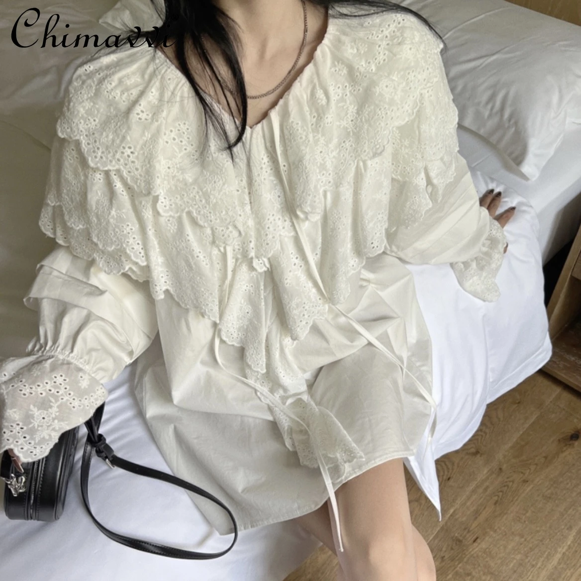 2022 Autumn New Korean Style Loose Slimming V-Neckline Lace Ruffle Blouse Fashion Sweet Solid Color Mid-Length Blouse Lady Top
2022 Autumn New Korean Style Loose Slimming V-Neckline Lace Ruffle Blouse Fashion Sweet Solid Color Mid-Length Blouse Lady Top