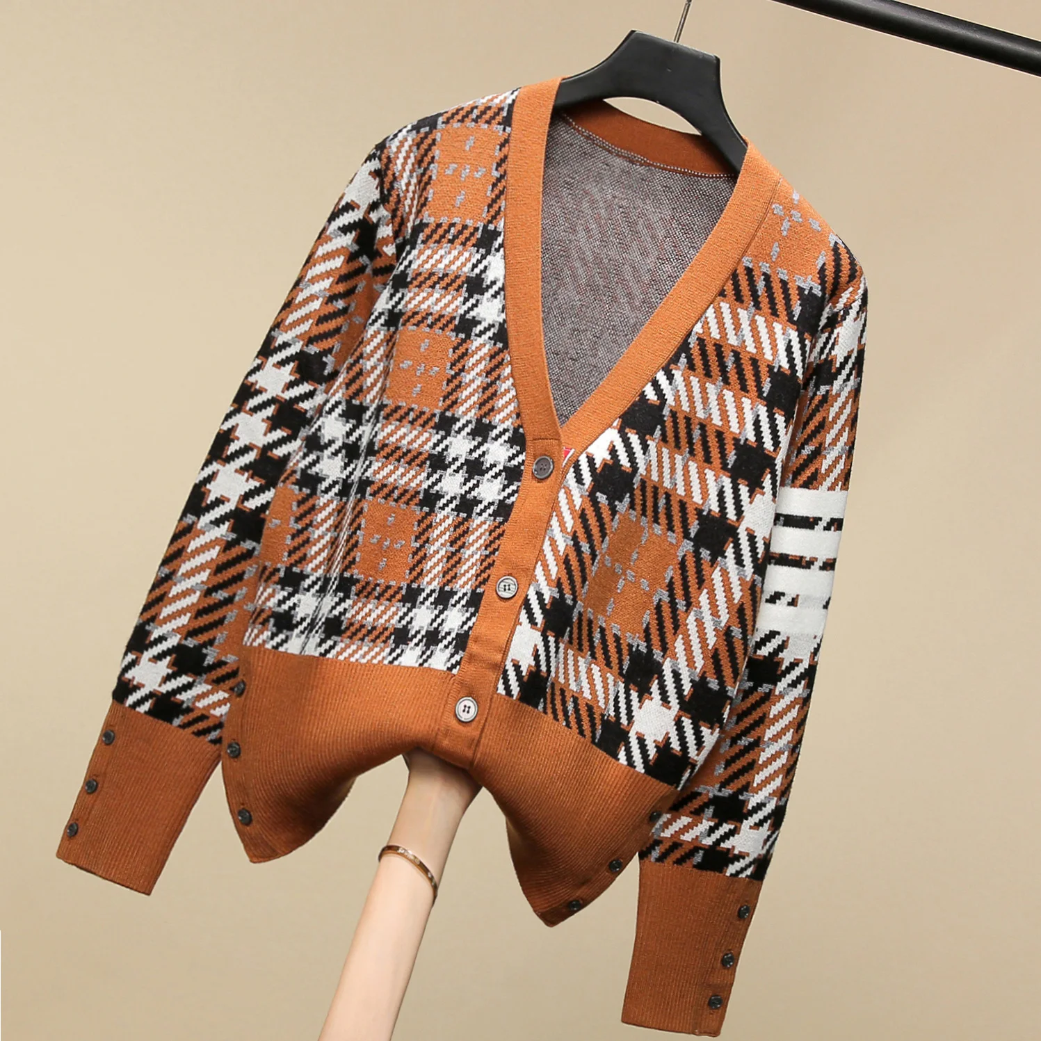 Женский трикотажный кардиган в стиле «гусиная лапка»
Женский трикотажный кардиган в стиле «гусиная лапка»