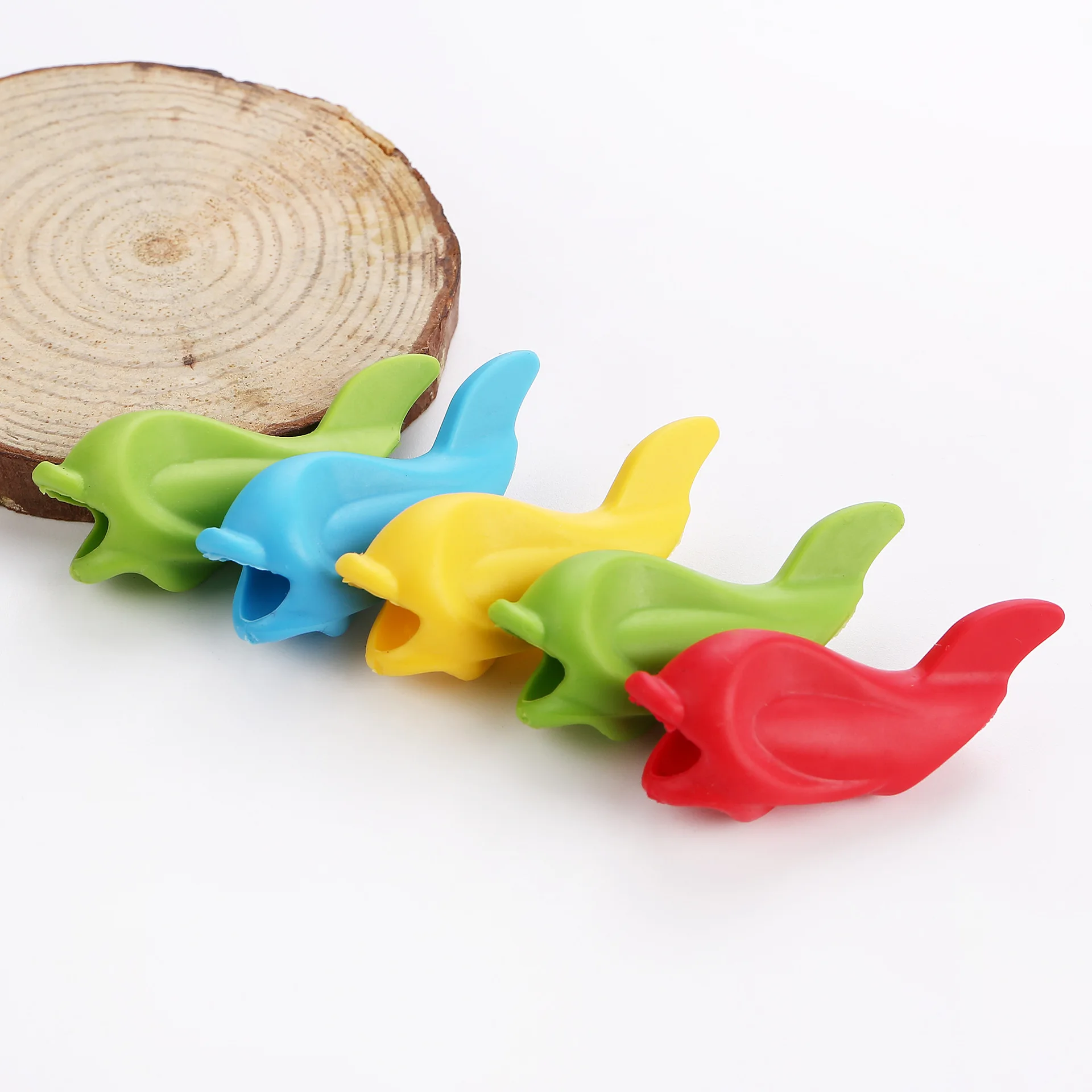 1pcs New Kids Pen Holder Silicone Baby Learning Writing Tool Correction Device Fish Pencil Grasp Writing Aid Grip Stationery
1pcs New Kids Pen Holder Silicone Baby Learning Writing Tool Correction Device Fish Pencil Grasp Writing Aid Grip Stationery