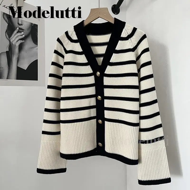 Modelutti 2023 New Women Fashion Single-breasted Button V-neck Splicing Striped Knitted Sweater Cardigans Coat Tops Female Chic
Modelutti 2023 New Women Fashion Single-breasted Button V-neck Splicing Striped Knitted Sweater Cardigans Coat Tops Female Chic
