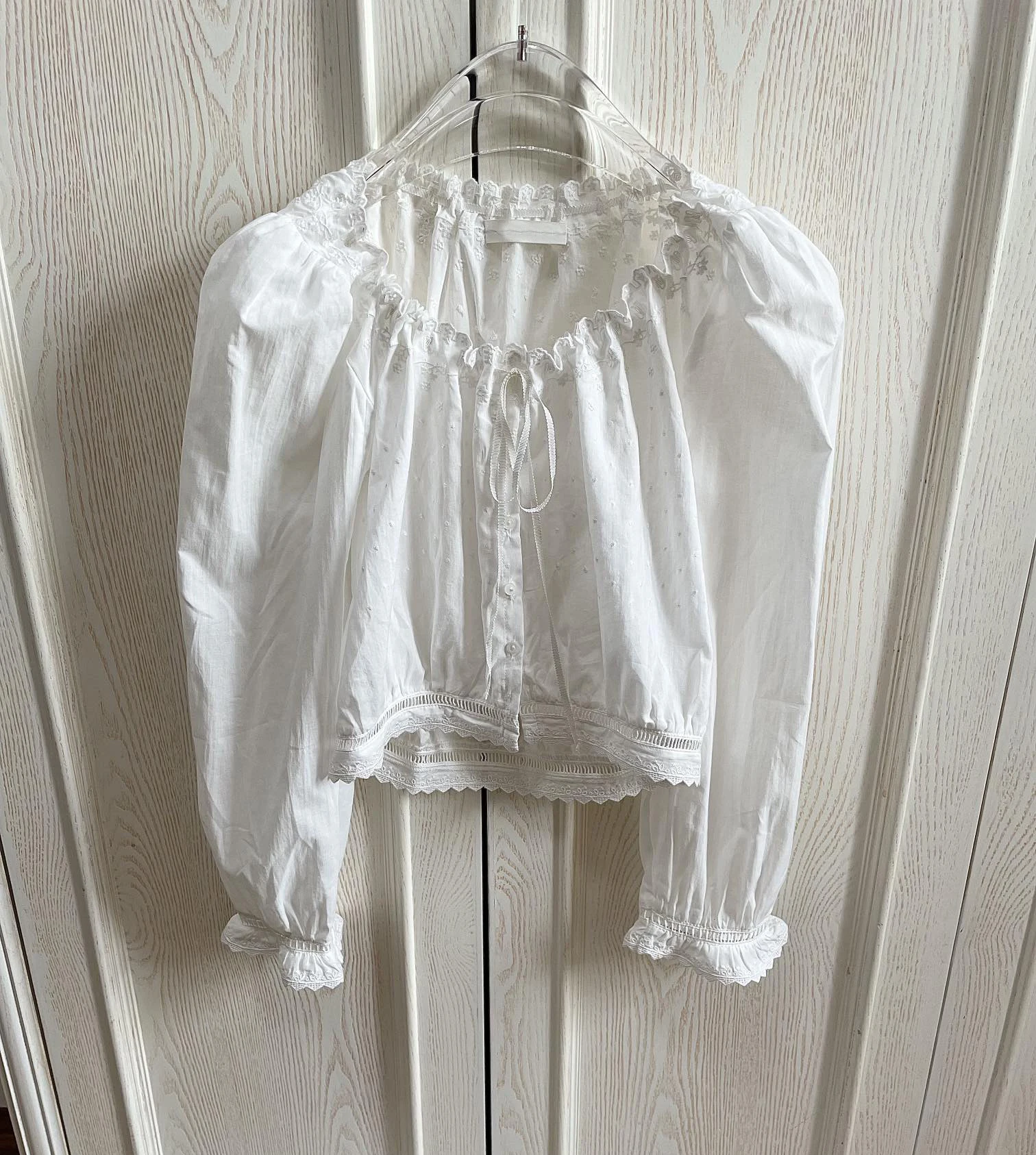 Drawstring lace-up U-neck puffy sleeve shirt top can be pure but want too advanced
Drawstring lace-up U-neck puffy sleeve shirt top can be pure but want too advanced