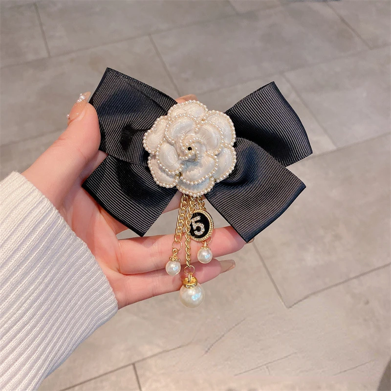 

High-end Fabric Bow Brooch Camellia Flower Pearl Tassel Corsage Lapel Pins Suit Sweater Badge Luxulry Brooches for Women Jewelry