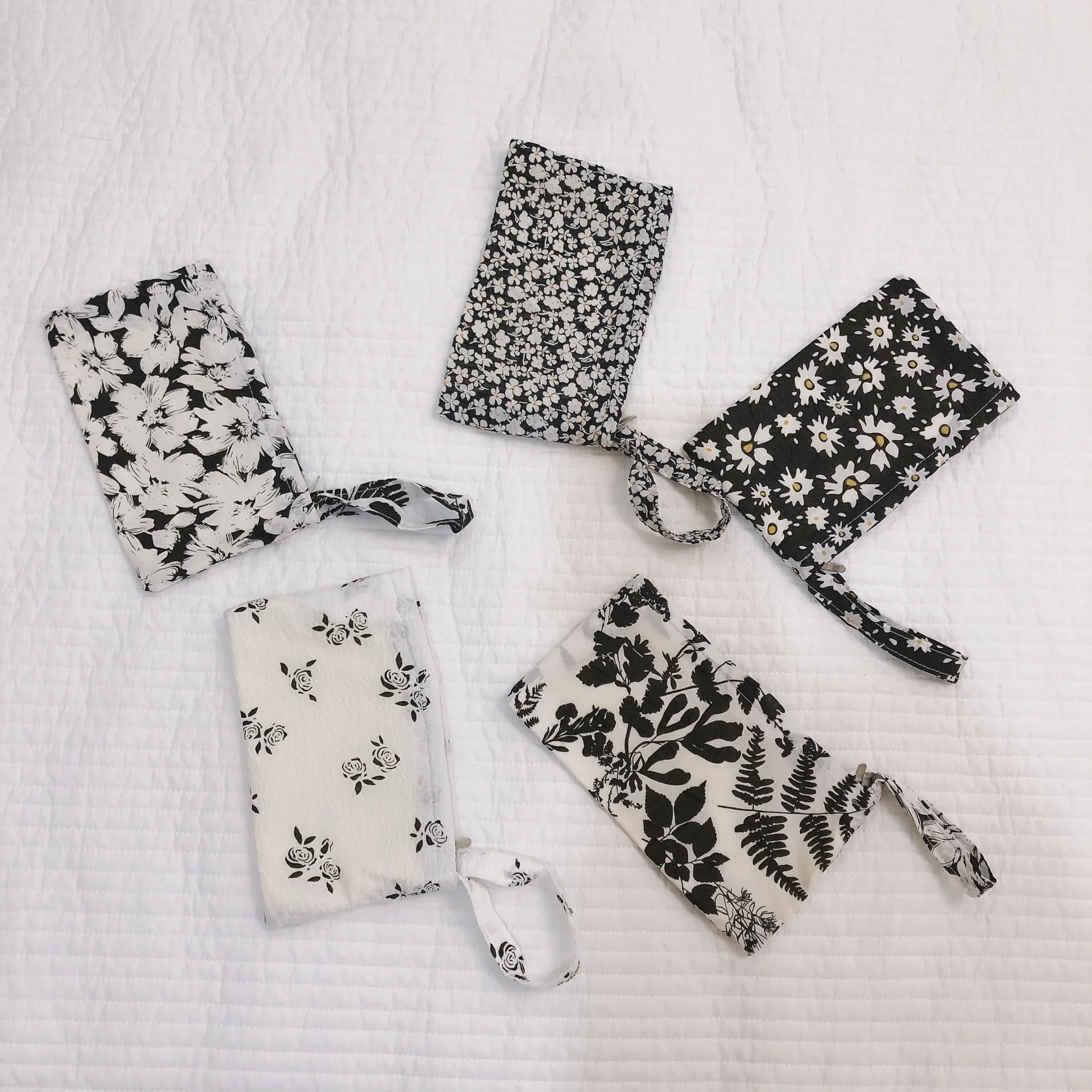 Women Flower Print Cosmetic Bags Mini Small Cloth Make Up Case Mobile Phone Bag Wristlet Toiletry Bag Necesserie Storage Pouch
Women Flower Print Cosmetic Bags Mini Small Cloth Make Up Case Mobile Phone Bag Wristlet Toiletry Bag Necesserie Storage Pouch