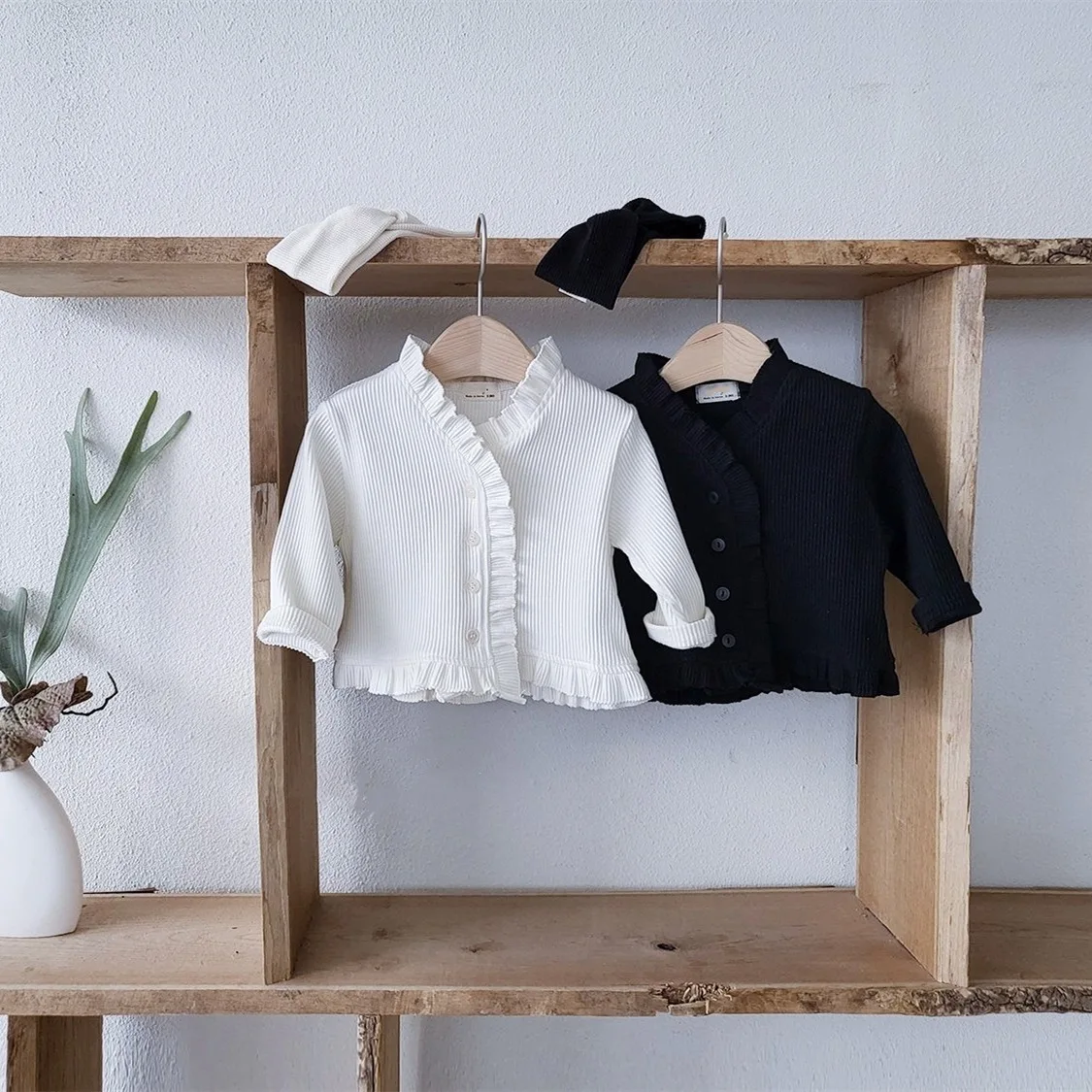 2022 Spring New Baby Boys Girls Cotton Lace Clothes Newborn Long Sleeve Solid Color T Shirts Infant Toddler Casual Button Tops
2022 Spring New Baby Boys Girls Cotton Lace Clothes Newborn Long Sleeve Solid Color T Shirts Infant Toddler Casual Button Tops