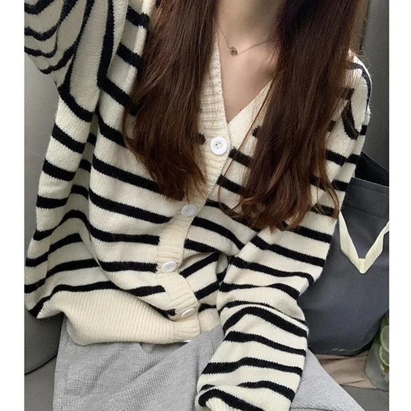 The new explosive striped sweater is languid, vintage autumn/winter loose and worn over a V-neck knitted cardigan
The new explosive striped sweater is languid, vintage autumn/winter loose and worn over a V-neck knitted cardigan
