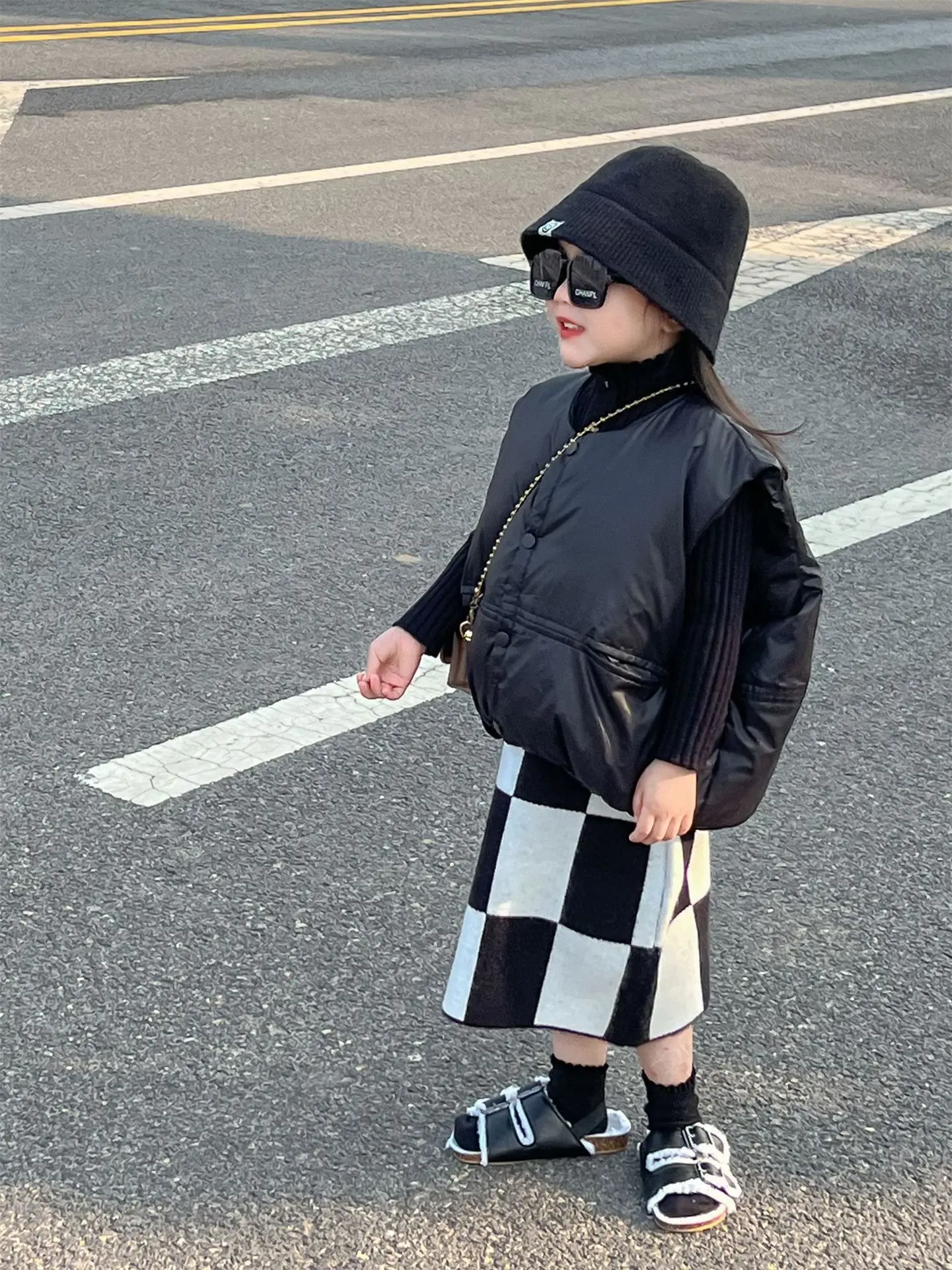 Женский зимний пуховик, модель 2023 года, модная юбка в Корейском стиле для девушек, юбка в стиле ретро, короткий жилет, пальто с хлопковой подкладкой
Женский зимний пуховик, модель 2023 года, модная юбка в Корейском стиле для девушек, юбка в стиле ретро, короткий жилет, пальто с хлопковой подкладкой