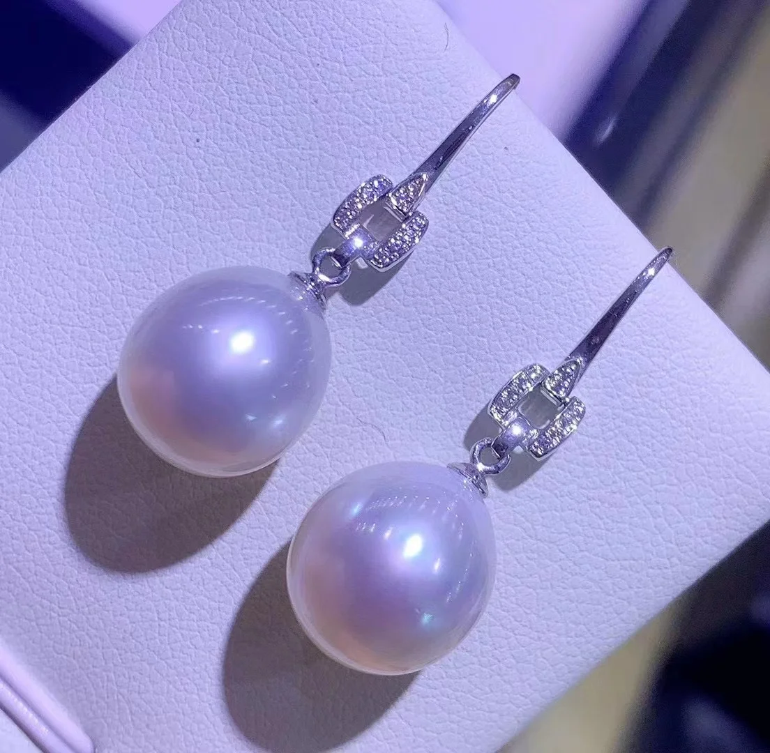 Элегантные серьги из настоящего белого золота 18 карат для женщин 11-12 мм овальные Модные женские серьги с морским белым жемчугом Свадебные украшения подарки
Элегантные серьги из настоящего белого золота 18 карат для женщин 11-12 мм овальные Модные женские серьги с морским белым жемчугом Свадебные украшения подарки