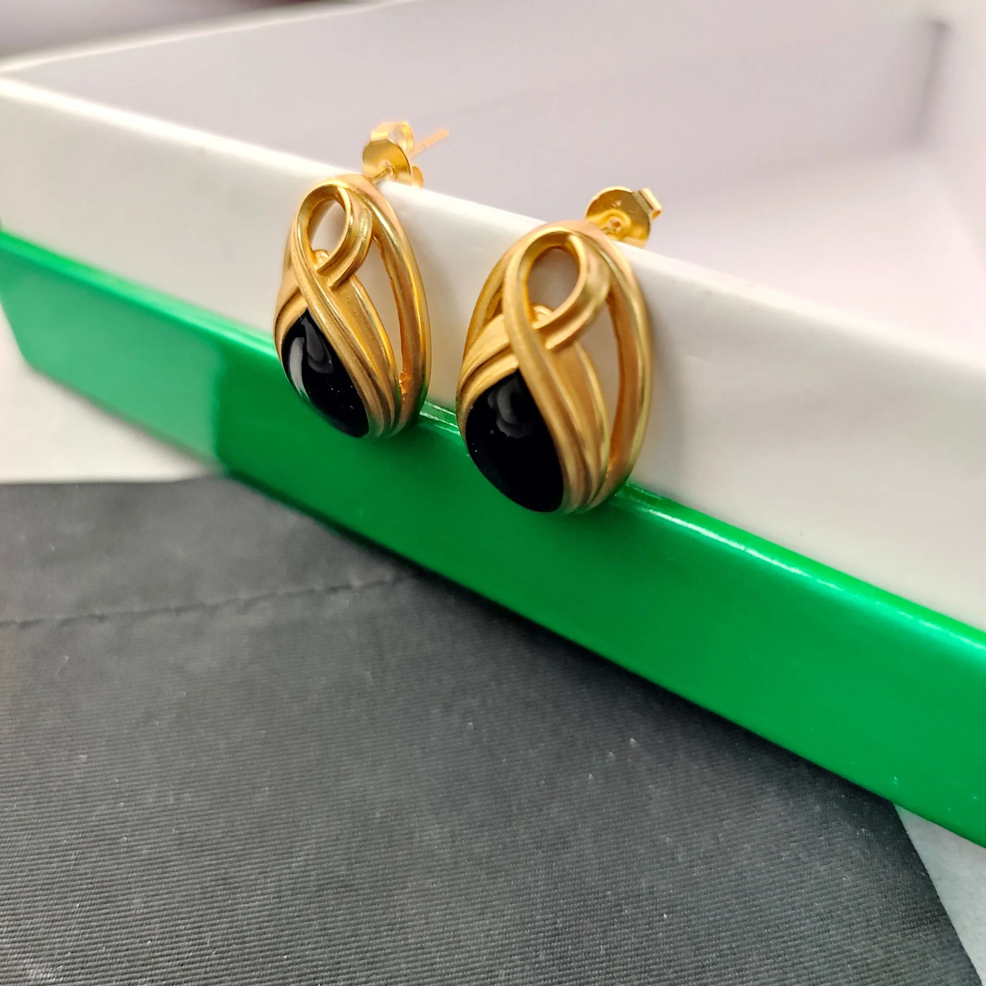 Женские серьги-гвоздики с золотистым камнем, Y2K
Женские серьги-гвоздики с золотистым камнем, Y2K