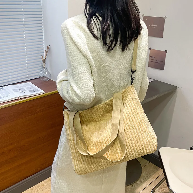 Corduroy Solid Color Shoulder Bag for Women 2023 New Autumn Simple and Versatile Commuter Messenger Bag Fashion Tote Bag
Corduroy Solid Color Shoulder Bag for Women 2023 New Autumn Simple and Versatile Commuter Messenger Bag Fashion Tote Bag