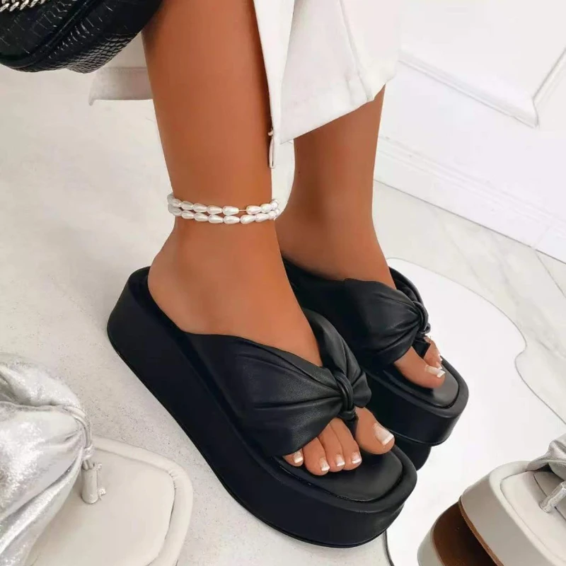 Women New Luxury Round Head Thick-soled Mid-toe Flip Flops Female Large Size Sandals Slippers Outdoor All-match Casual Slippers
Women New Luxury Round Head Thick-soled Mid-toe Flip Flops Female Large Size Sandals Slippers Outdoor All-match Casual Slippers