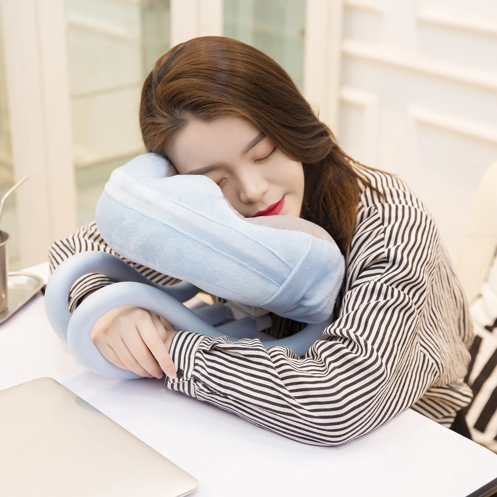 U-shaped Pillow With Mobile Phone Memory Foam Cervical Spine Neck Pillow Tablet Computer Stands Holder Lazy Support Nap Pillow
U-shaped Pillow With Mobile Phone Memory Foam Cervical Spine Neck Pillow Tablet Computer Stands Holder Lazy Support Nap Pillow