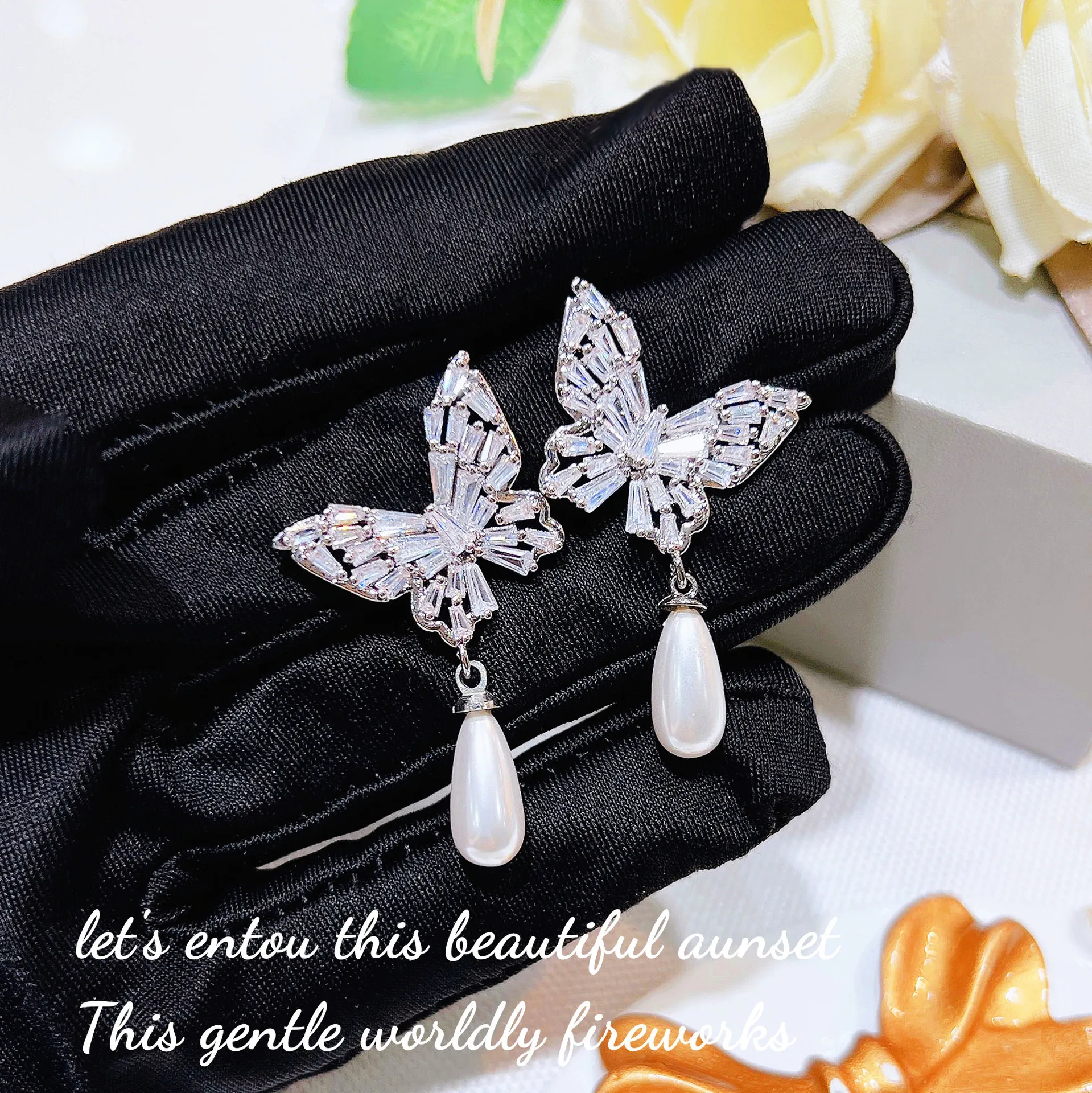 Modern Women's Earrings 2022 Butterfly Zircon and Pearl Drop Earrings Elegant Engagement Wedding Party Costume Accessories
Modern Women's Earrings 2022 Butterfly Zircon and Pearl Drop Earrings Elegant Engagement Wedding Party Costume Accessories