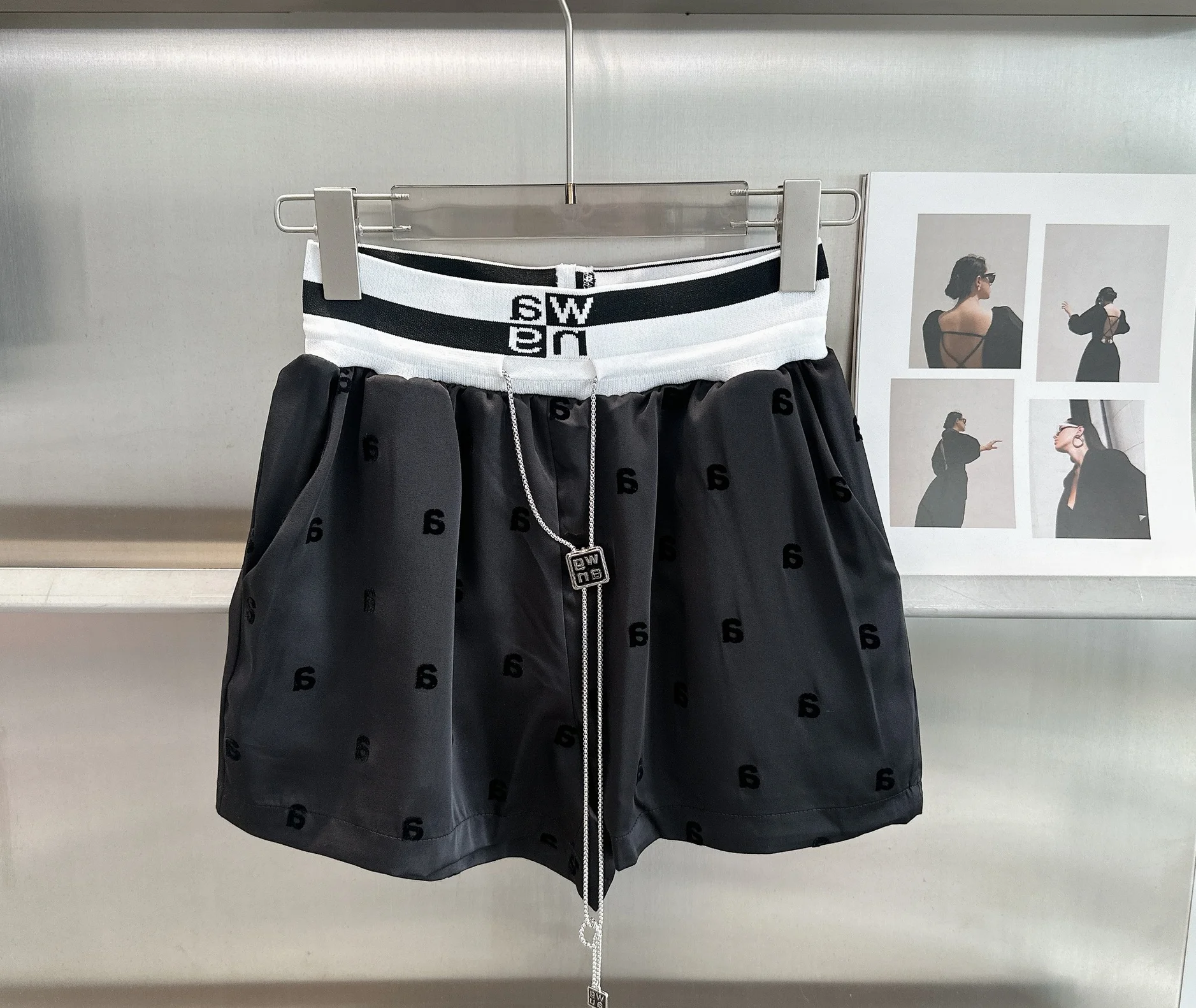 Fashion Classic Trendy Luxury Designer cloth New Flocking Letter Casual High Waist Sports Wide Leg Shorts Women
Fashion Classic Trendy Luxury Designer cloth New Flocking Letter Casual High Waist Sports Wide Leg Shorts Women