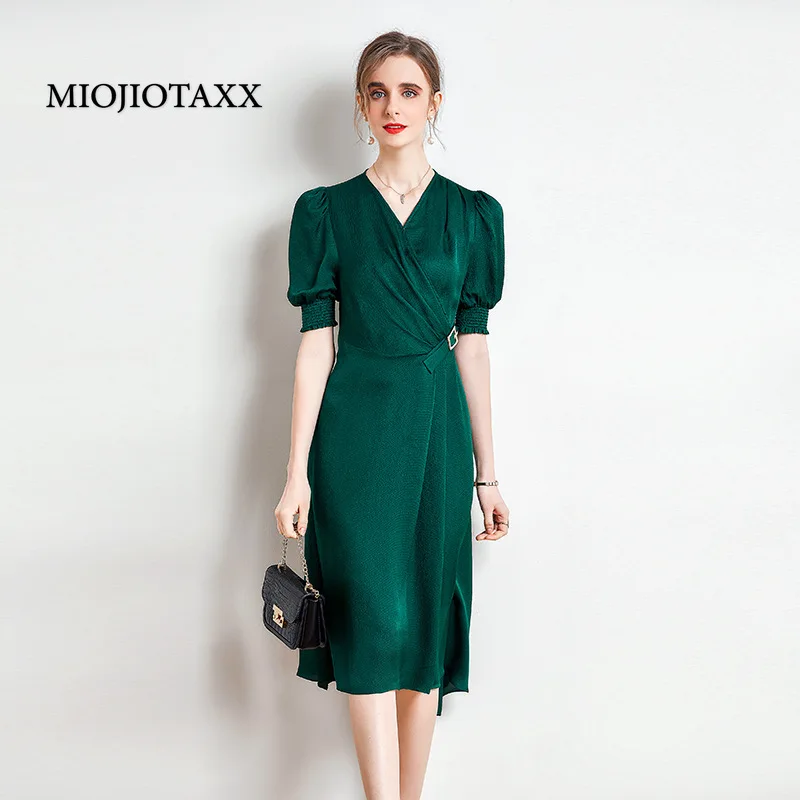 Миди-платье женское ТРАПЕЦИЕВИДНОЕ из шелка тутового шелкопряда с V-образным вырезом
Миди-платье женское ТРАПЕЦИЕВИДНОЕ из шелка тутового шелкопряда с V-образным вырезом