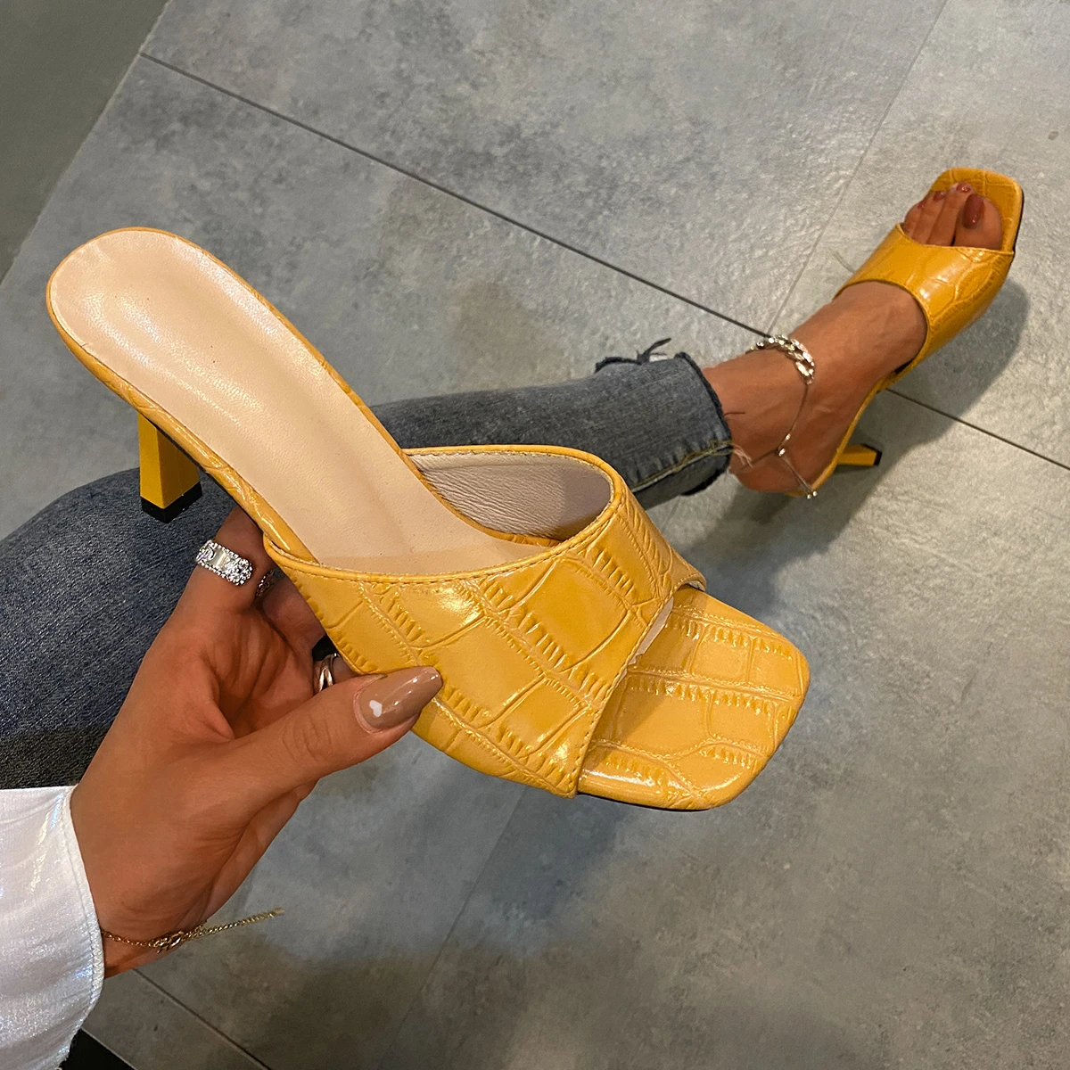 Design Women Elegant Square Sandaly Square Toe Thin High Heels Summer Outdoor Beach Shoes Gladiator 9CM Ladies Plus Size 43
Design Women Elegant Square Sandaly Square Toe Thin High Heels Summer Outdoor Beach Shoes Gladiator 9CM Ladies Plus Size 43