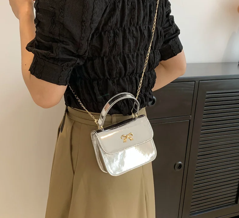 Глянцевая женская сумка для покупок из искусственной кожи, металлический ранец с бантом, квадратный миниатюрный дизайнерский тоут на цепочке, роскошный s для женщин
Глянцевая женская сумка для покупок из искусственной кожи, металлический ранец с бантом, квадратный миниатюрный дизайнерский тоут на цепочке, роскошный s для женщин