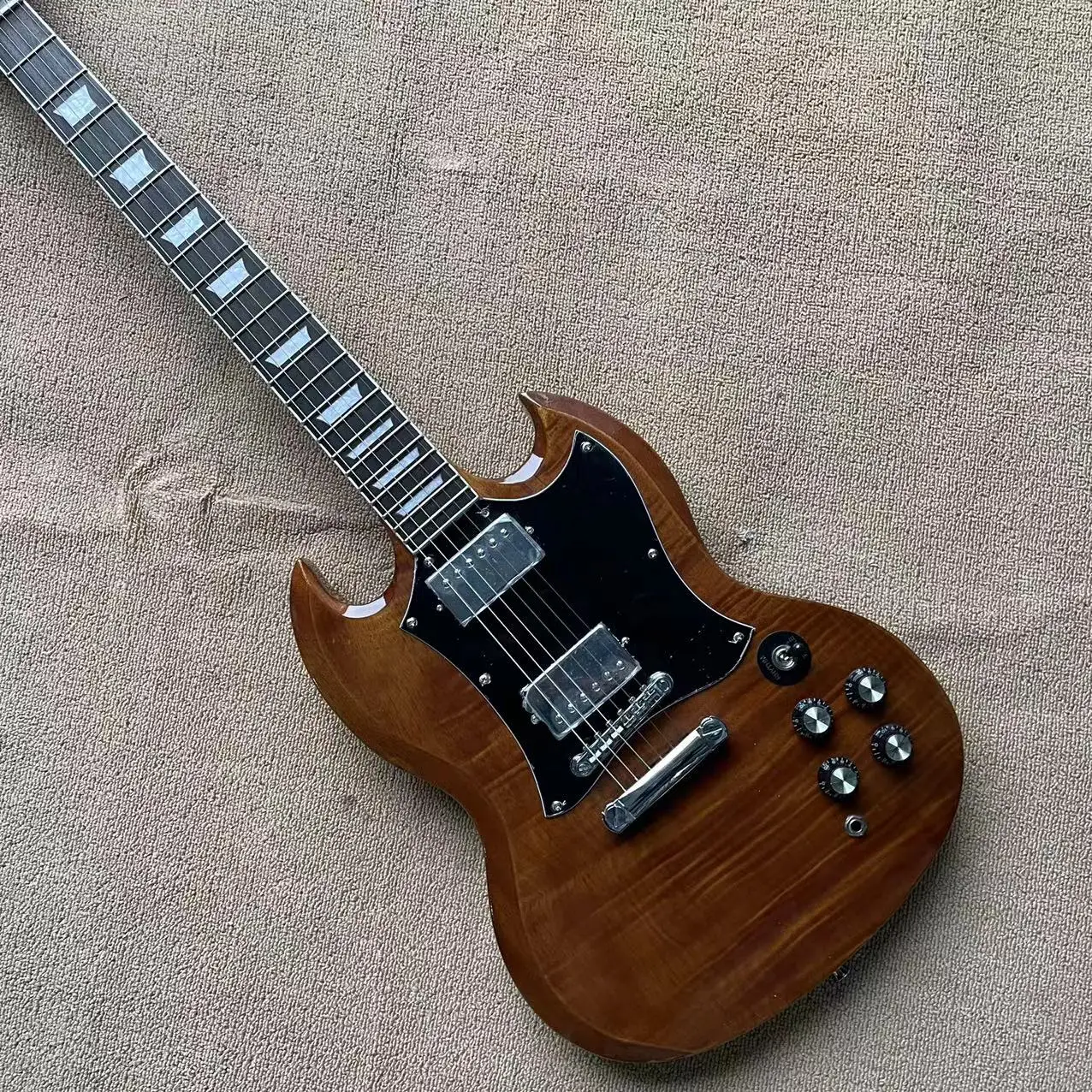 

SG all-in-one electric guitar, log-colored mahogany body, LP pickup, LP string bridge, black guard board, rosewood fingerboard f