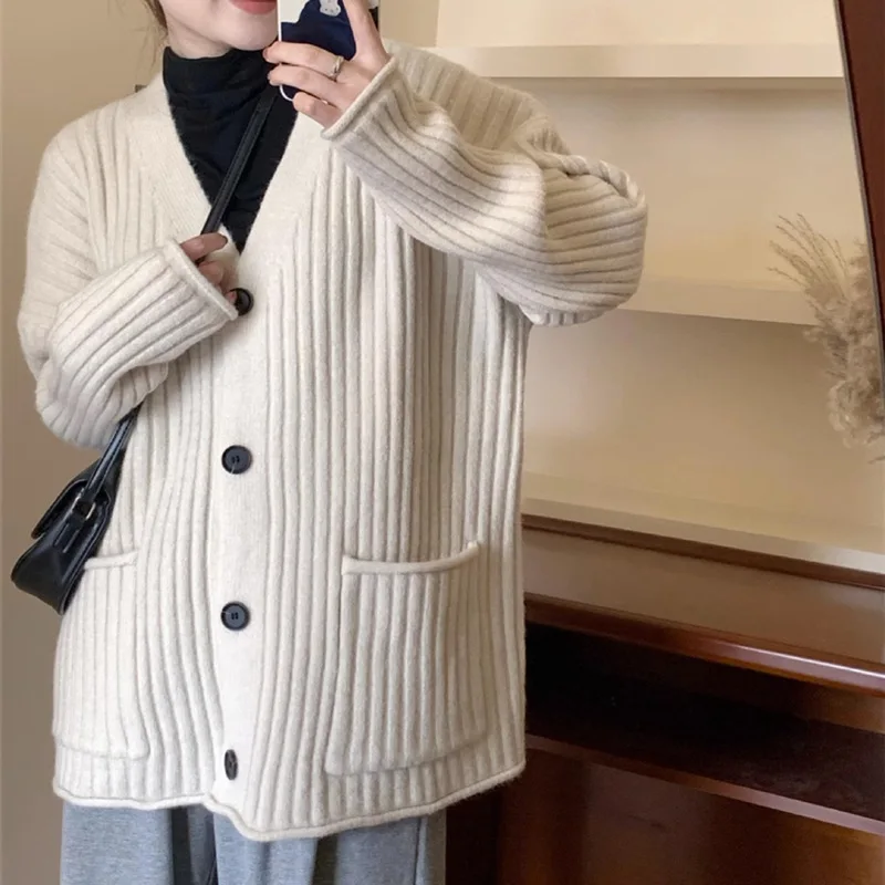 Soft glutinous V-neck rolled edge sweater jacket for women's autumn and winter new lazy pit stripe knitted cardigan
Soft glutinous V-neck rolled edge sweater jacket for women's autumn and winter new lazy pit stripe knitted cardigan