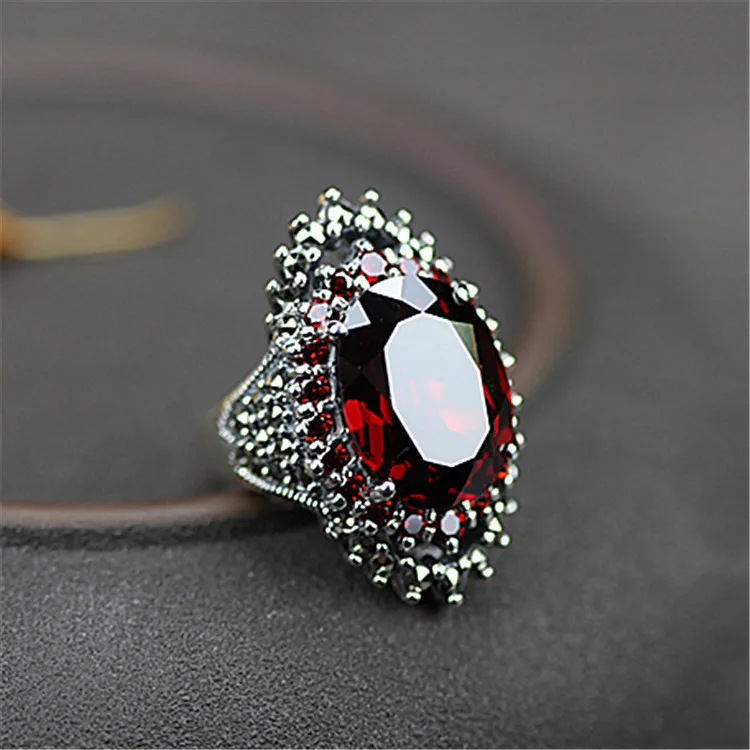 

Japanese and Korean Retro Gem Thai Silver Ring Women's Silver Jewelry Red Garnet Jewelry Ring Decorated with Blue Crystal