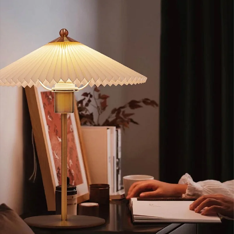 E27 Pleated Umbrella Bedside Table Lamp Bedroom Girl Nordic High-end Study Ornament Table Lamp
E27 Pleated Umbrella Bedside Table Lamp Bedroom Girl Nordic High-end Study Ornament Table Lamp